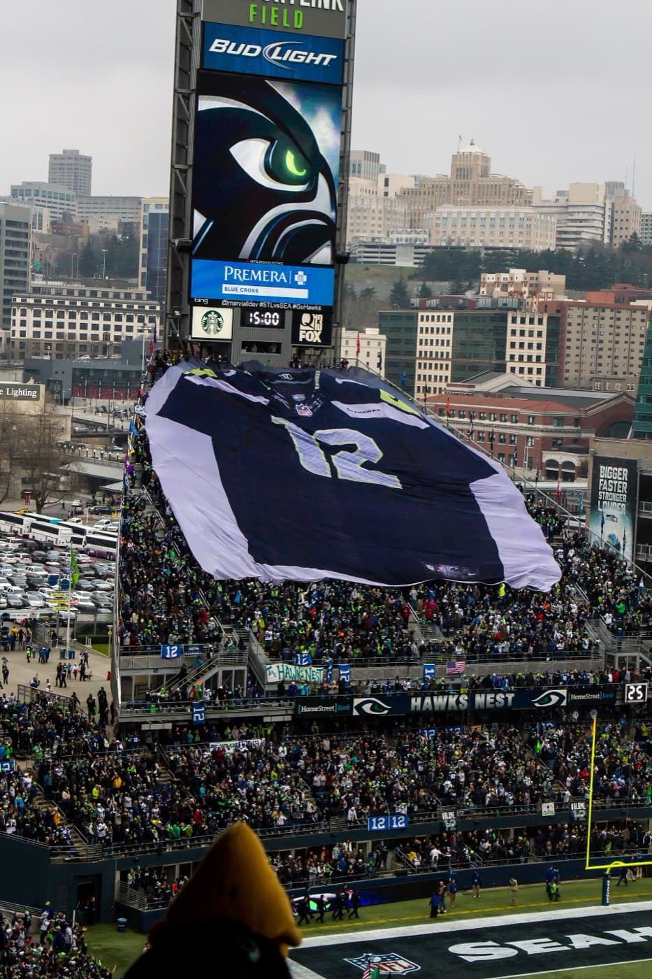مشجعو سيهوكس يفردون قميص 12th Man عملاقًا في الملعب